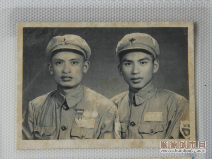 年轻时军装照。.JPG