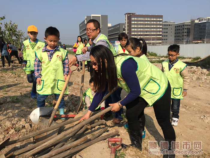 图3：作为顺德城市网爱心义工队的一员，陈桂嫦得到众多队员的认可和支持。.jpg