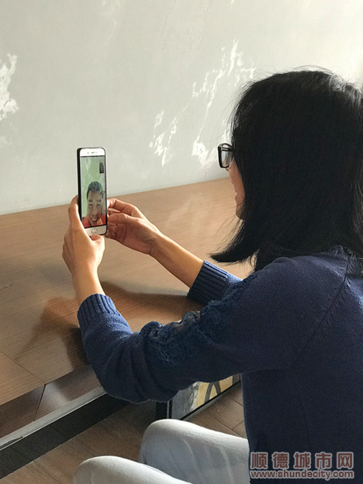 休息时候陈妃尾与家人视频聊天.jpg