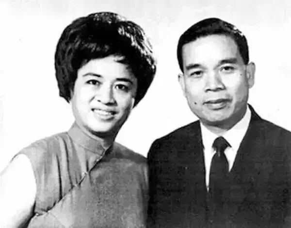 郑裕彤及其夫人周翠英.webp.jpg