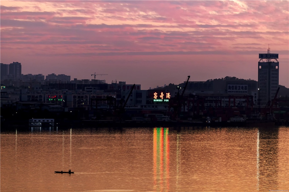 傍晚降临,一条孤舟在河中飘荡 line.jpg