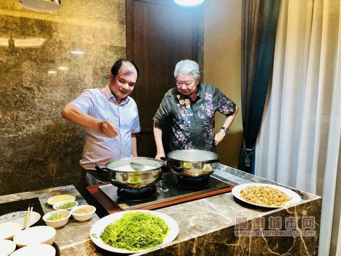 卢远森与香港美食家蔡澜交流美食.jpg